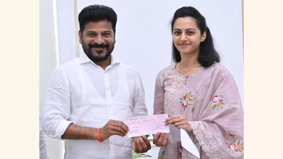 actorbalakrishna’sdaughtergivesrs50lakhdonationtocmrf