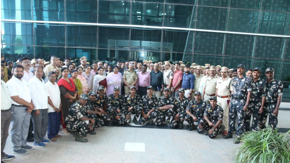 Hyderabad CP Sajjanar paids tribute to national song 