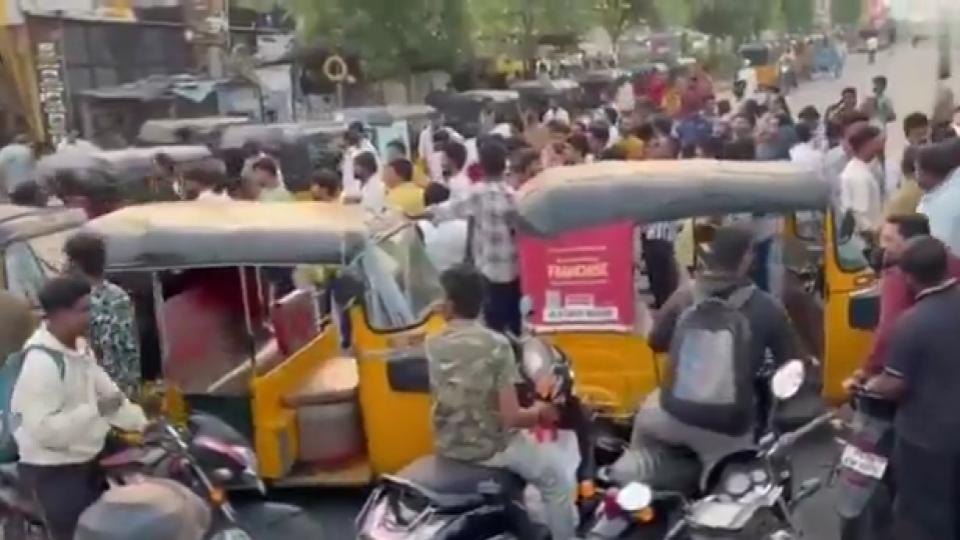 Video of Auto drivers protest over LPG shortage Near LB Nagar