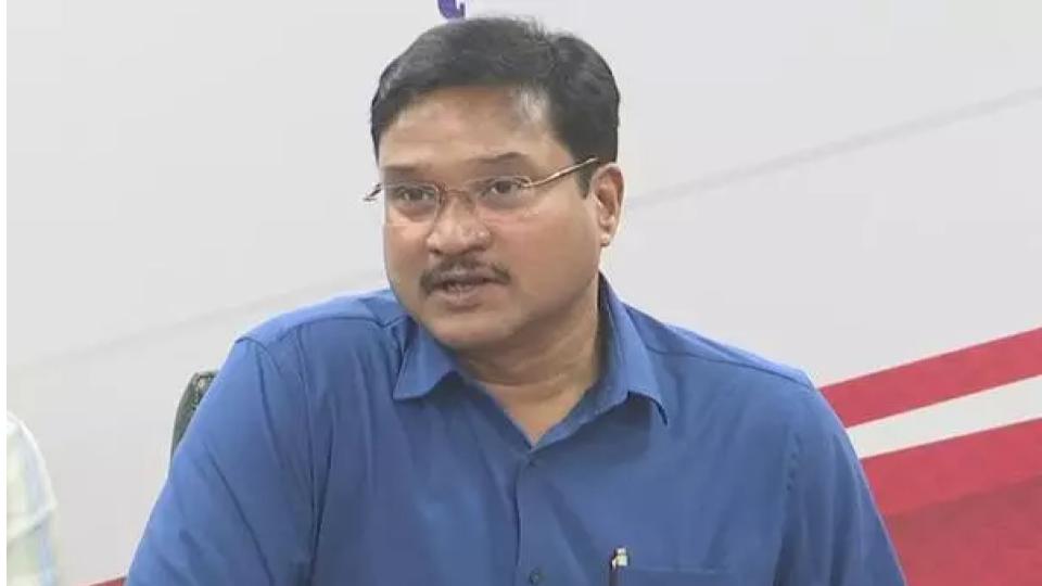 HYDRAA commissioner inspects nala expansion works in Hyderabad