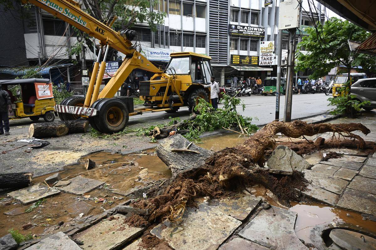 Thunderstorms lash Hyderabad, trees uprooted across city; HYDRAA steps in