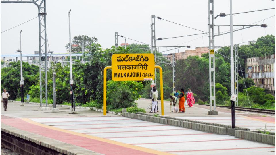 Woman dies while de-boarding train at Malkajgiri railway station
