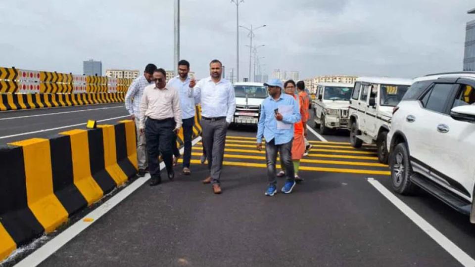 GHMC Commissioner RV Karnan inspects Shilpa Layout flyover