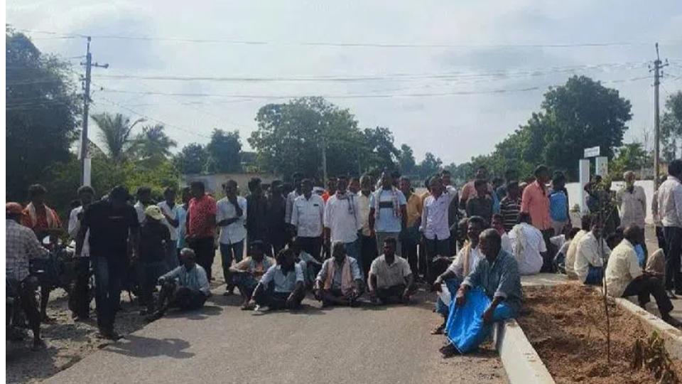 Farmers protest in Karimnagar on urea shortage