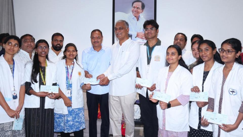 Harish Rao distributes cheques to aid MBBS students