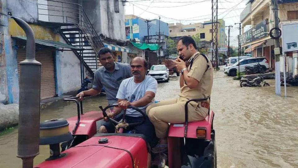 Warangal CP inspects flooded areas, 1200 person rescued