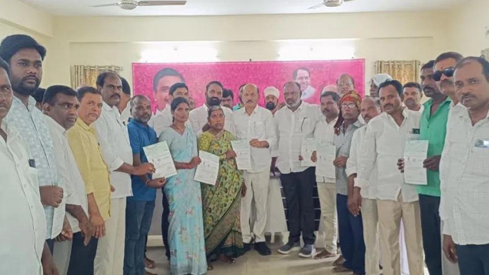 BRS MLA distributes Rs 19.36 lakh worth CMRF cheques in Sangareddy