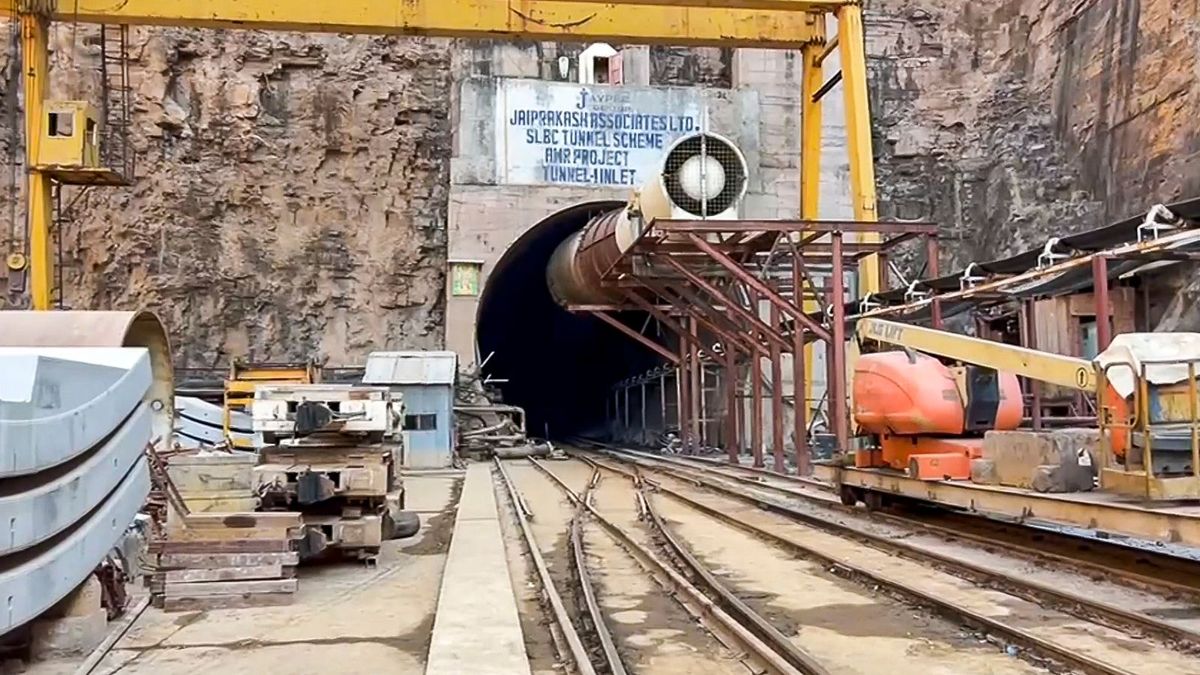 rescueoperationattelanganatunnelgainsmomentumwithrestorationofconveyorbelt