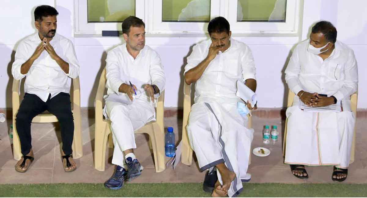 rahulgandhiholdsmeetingwithtelanganacongressleaders