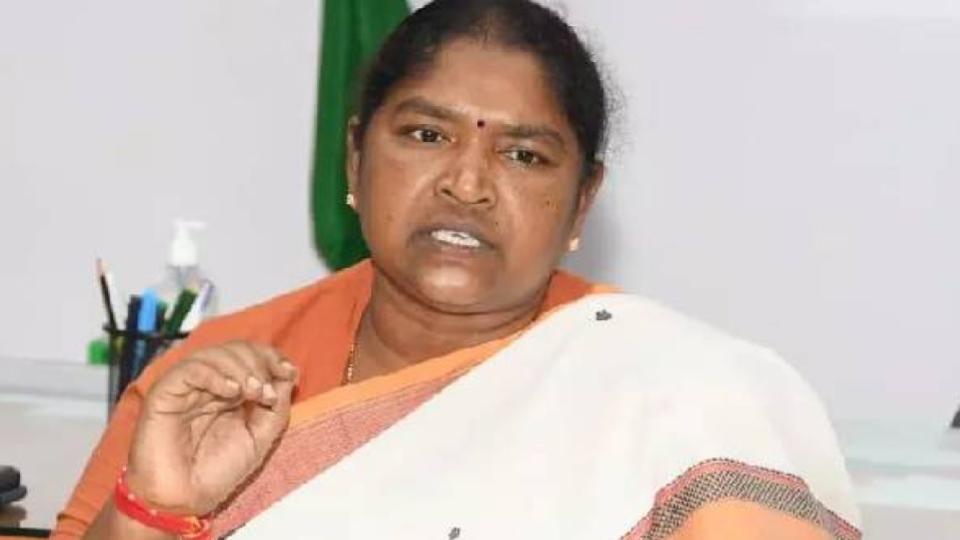 Seethakka Issues Legal Notice to KCR Over Phone Procurement Claims