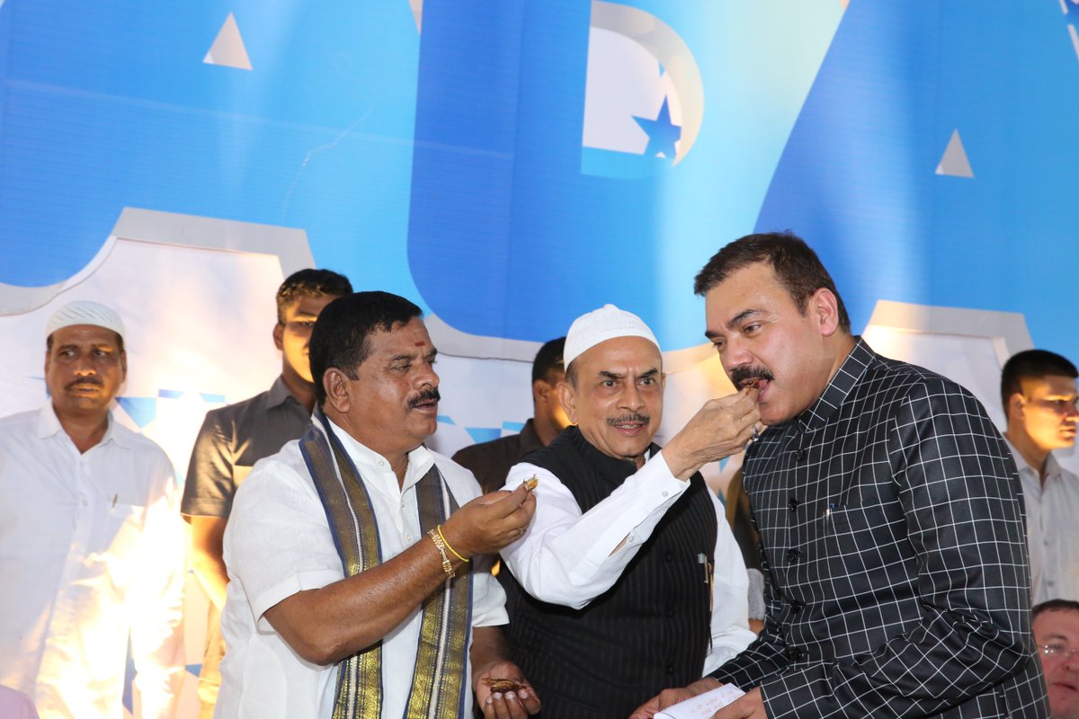 anjanikumarcommissionerofhyderabadcitypolicehostsiftarpartyatchowmahallapalace