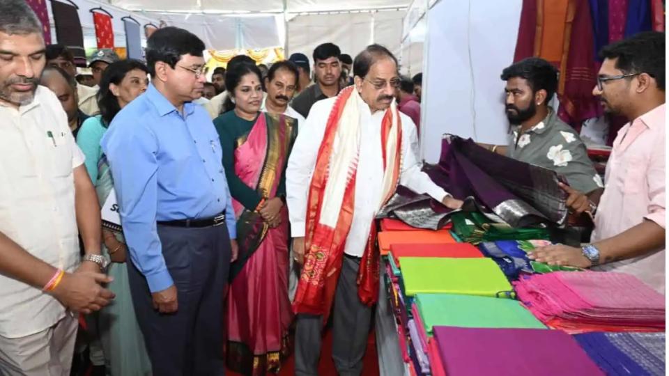 People’s Plaza hosts handloom expo till Aug 16