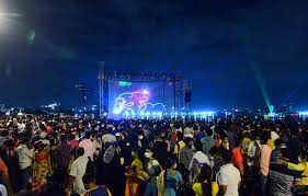 peopleenjoyssundayfundayattankbund