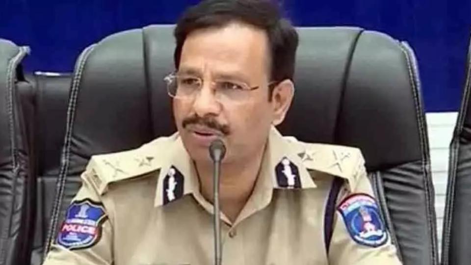 Hyderabad CP Sajjanar Offers Prayers at Lal Darwaza Temple