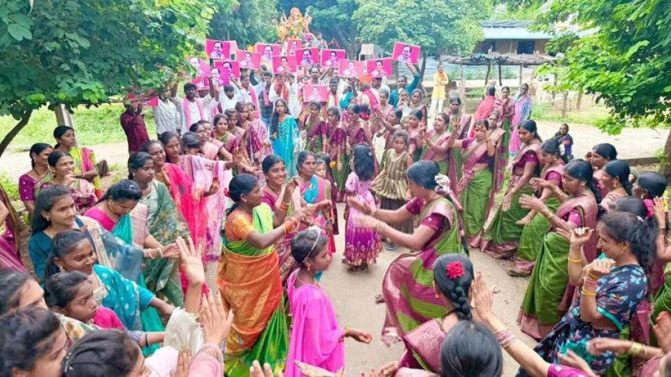 Women dance to folk songs seeking return of KCR in Adilabad