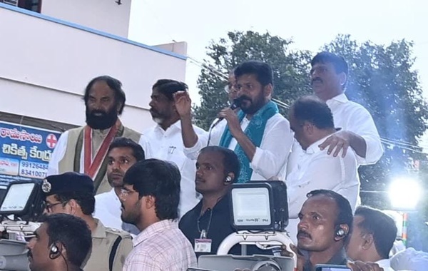 cmarevanthreddyvisitsrainhitdistrictsandreviewsreliefmeasureswithseniorofficials
