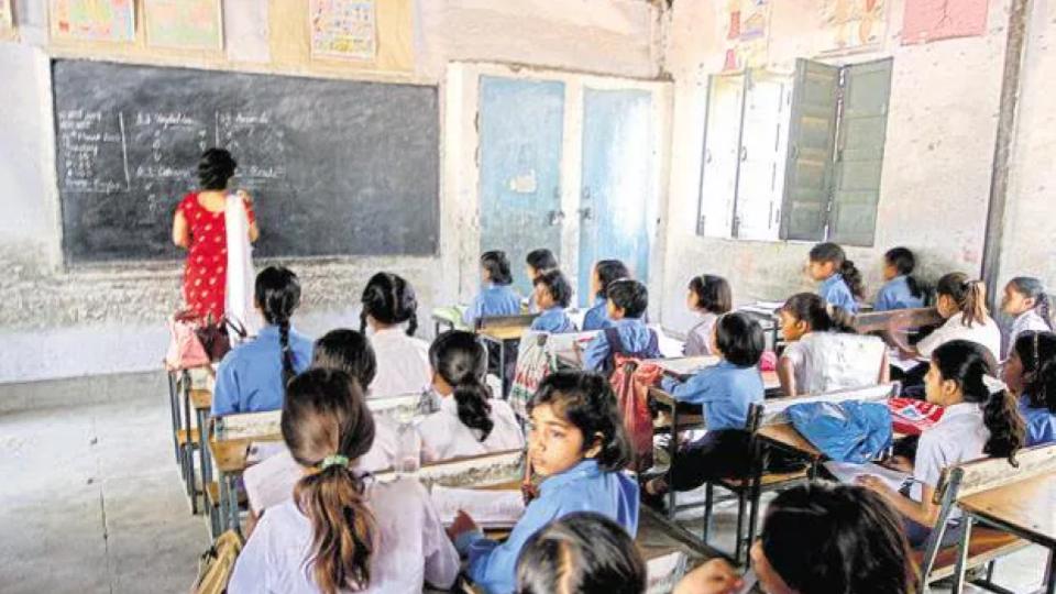 teachers’photosdetailstobedisplayedinschoolstocurbirregularities