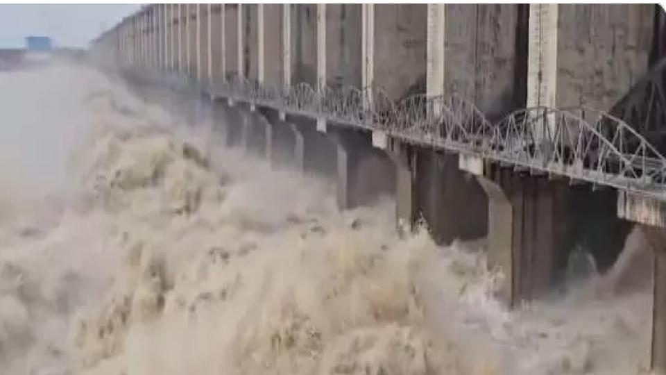 Heavy Inflows Prompt Opening of 29 Gates at Jurala Project