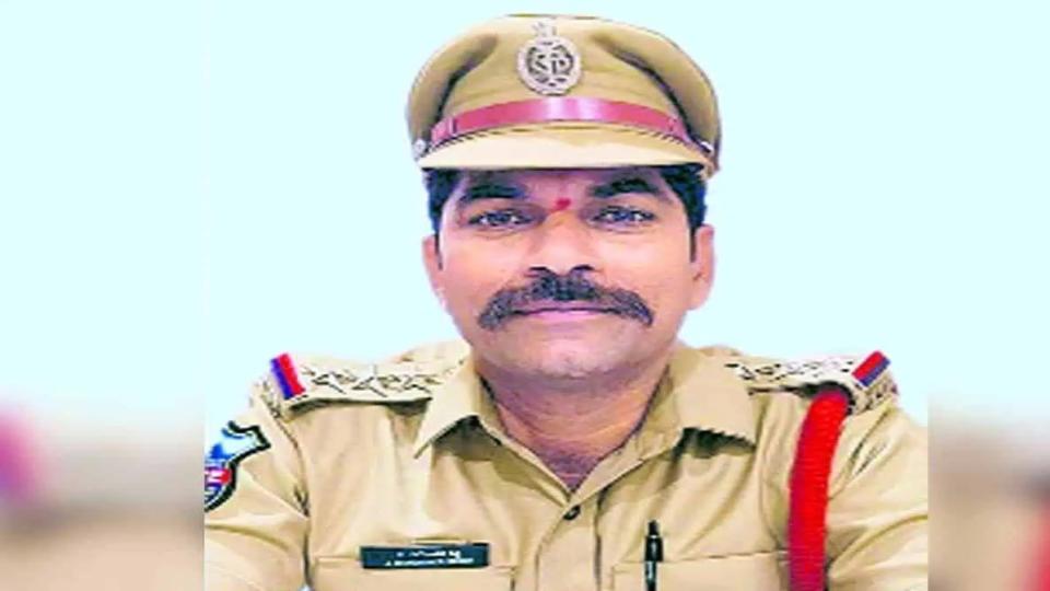 Mangalhat inspector celebrates b’day with criminals, suspended