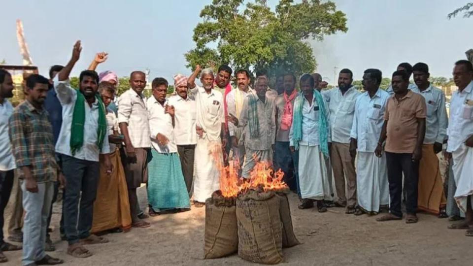 farmerssetfiretopaddystocksinprotestinnalgonda