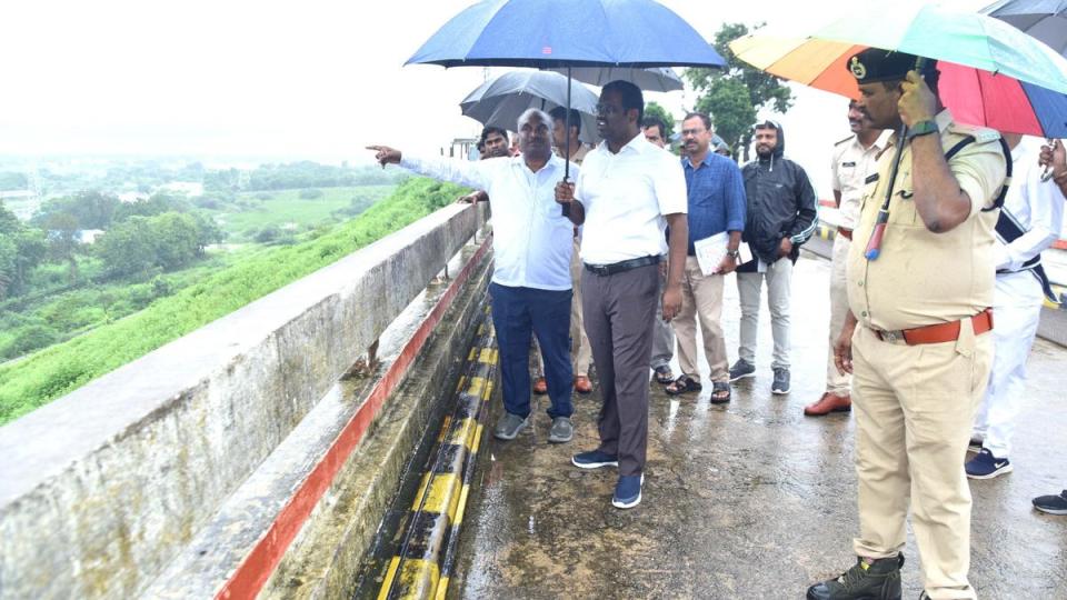 telanganarainsnizamabadcollectoraskspeopletobevigilant