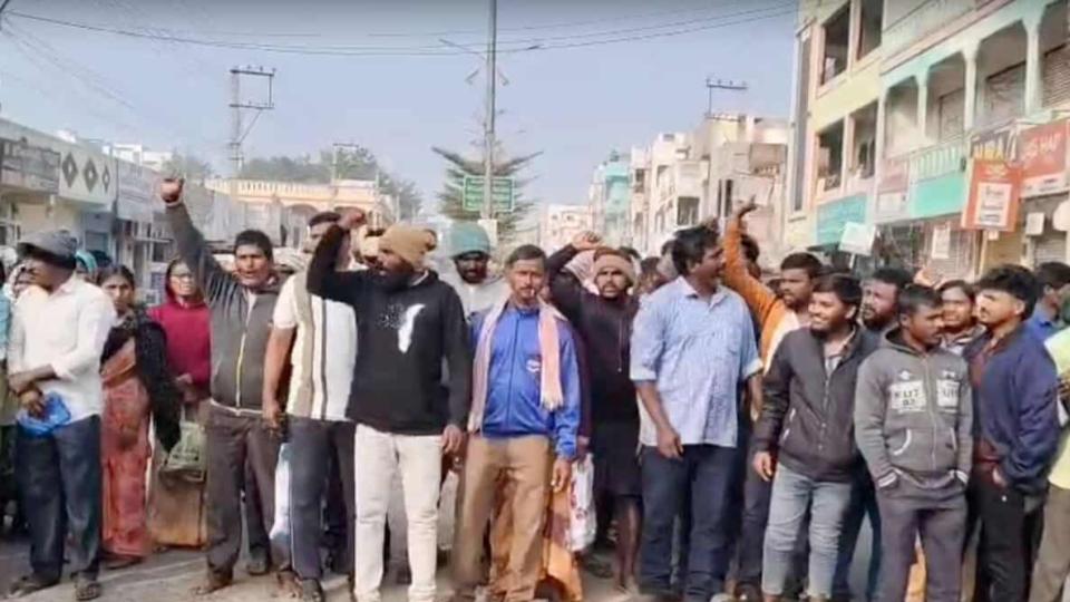 Farmers block Mahabubabad to Thorrur road 