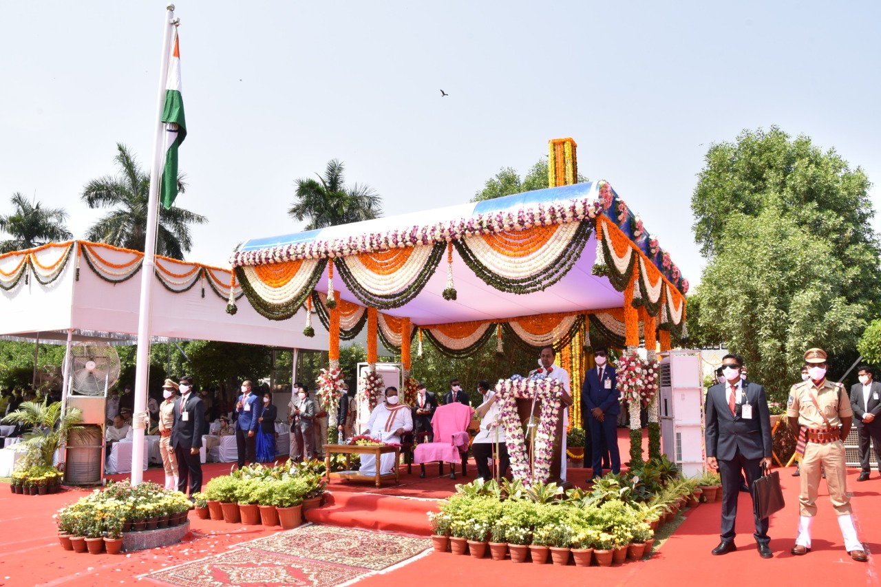 cmkchandrasekharraohoiststhenationalflagatthepublicgardens