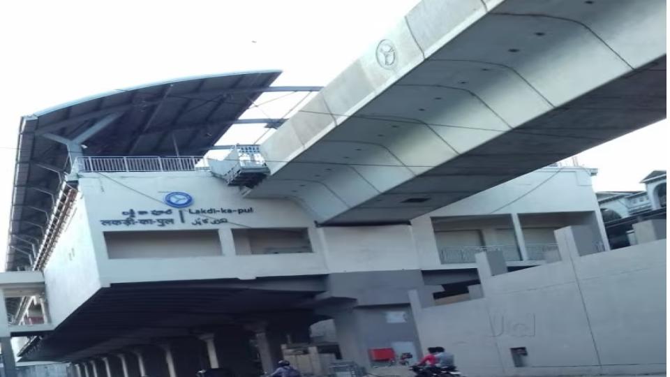 3heldformisbehavingwithelderlymanatlakdikapulmetrostation