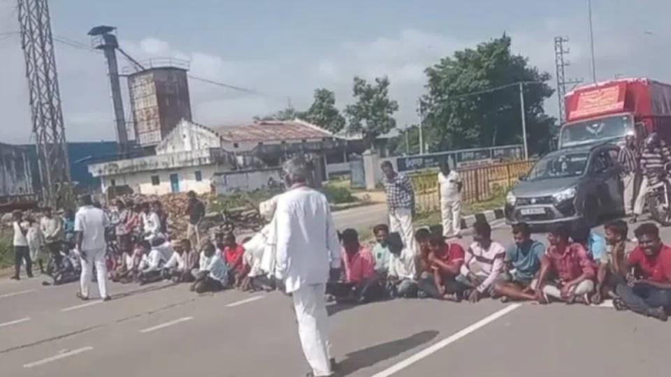 Farmers protest over urea shortage in Medak