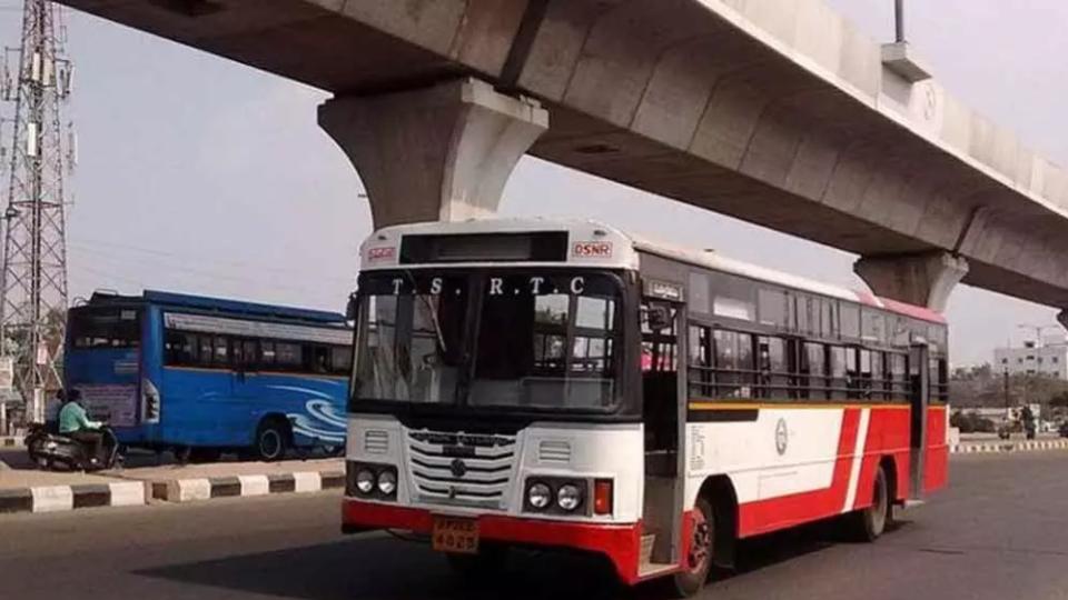 rtcdriverstopsbusonmainroadduetooverloadinhuzurabad