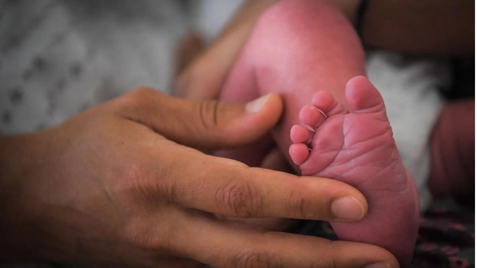 Adivasi woman delivers baby on road in Kothagudem