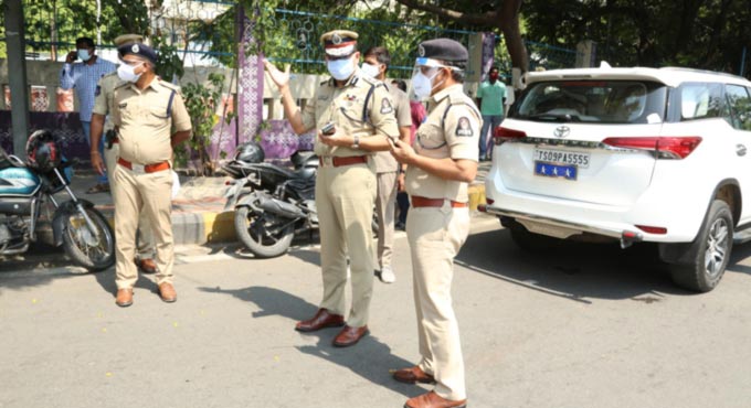 citypolicecommissioneranjanikumarvisitsseveralcheckpostsandsupervisedbandobastforenforcementoflockdown