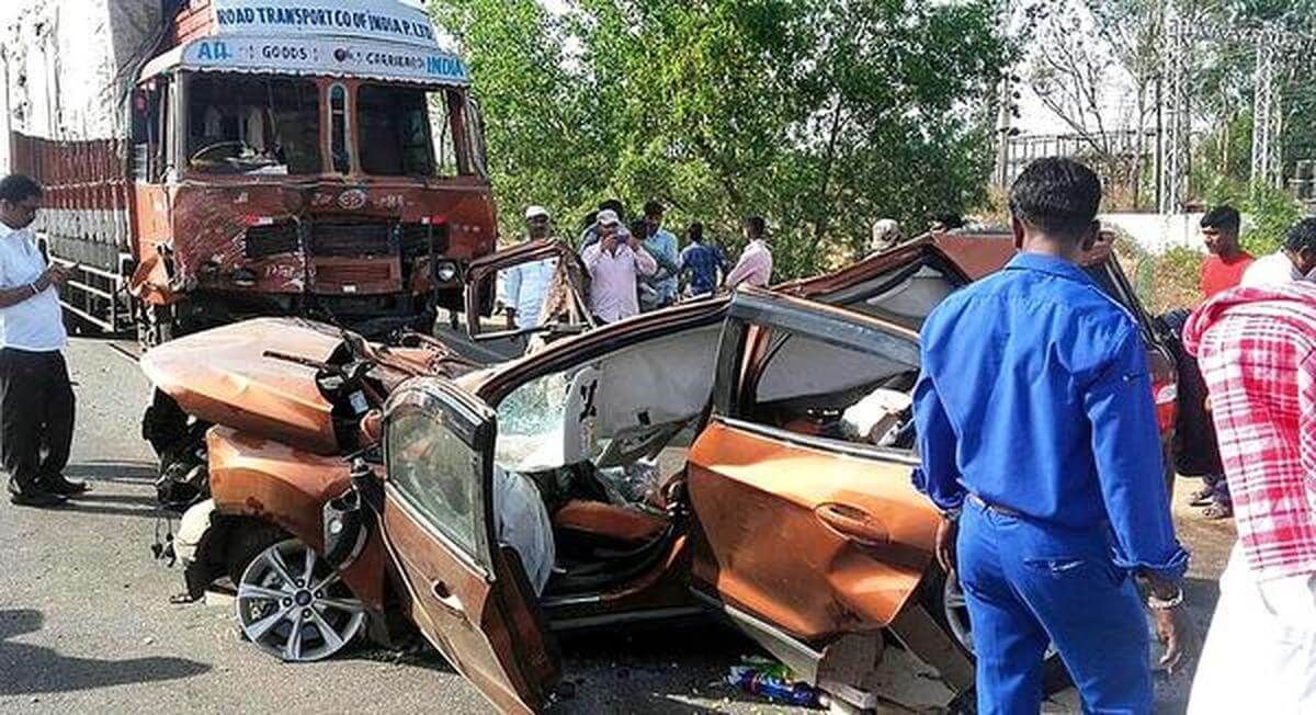 sevencarsandtwotrucksdamagedinaccidentatindalvainizamabad