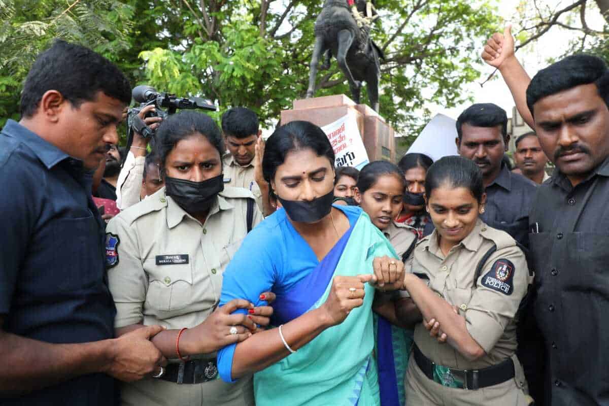 chargesheetfiledagainstyssharmilaforassaultingpoliceofficialsinhyderabad