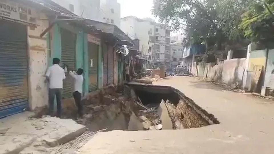 panicinhyderabad’sgoshamahalasroadcavesin