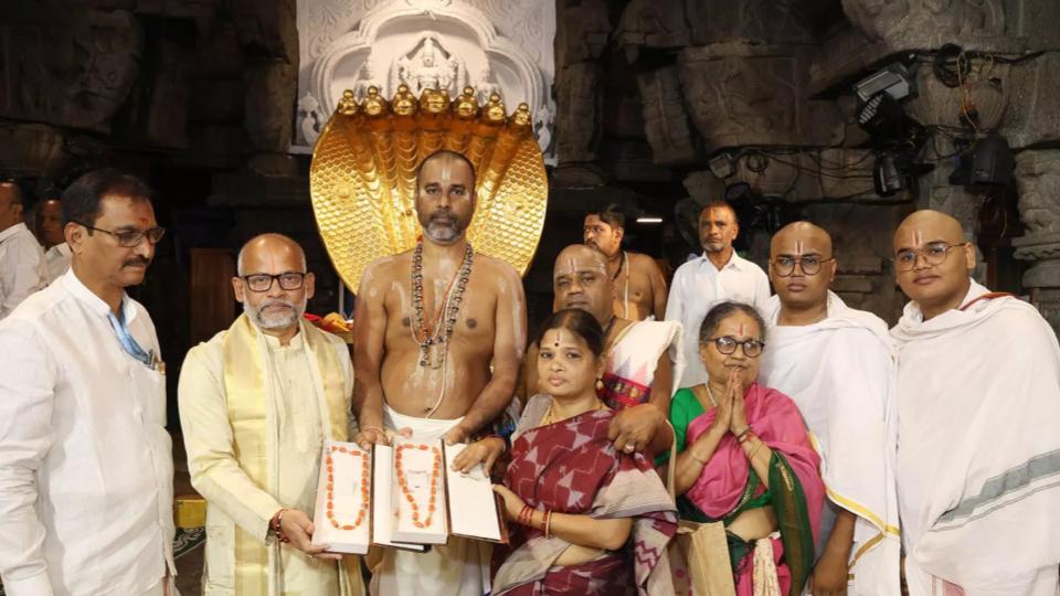 Devotee Donates Gold Necklaces worth Rs.25 Lakh to Tirumala Temple