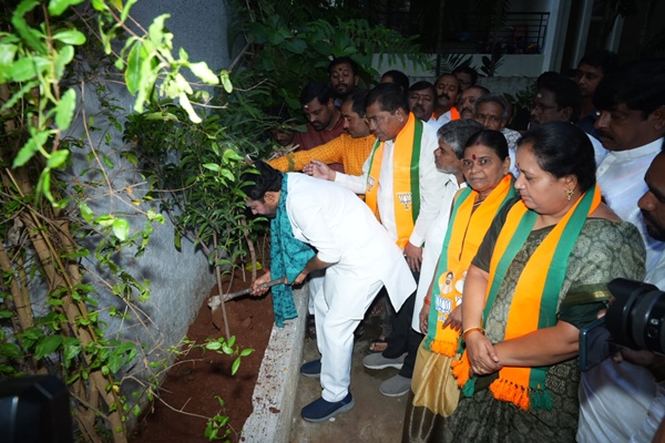 unionministergkishanreddyplantssaplingatbjp’shyderabadcityoffice
