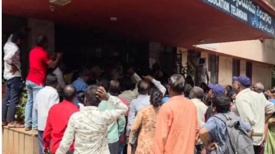 Contract healthcare workers stage dharna in Hyderabad 