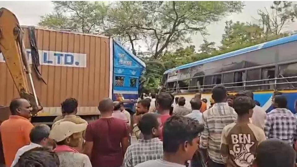 Container truck hits RTC bus in Warangal, 26 people injured