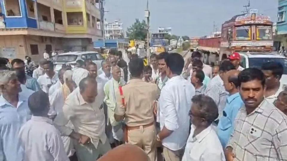Nizamabad farmers protest against app-based urea booking system