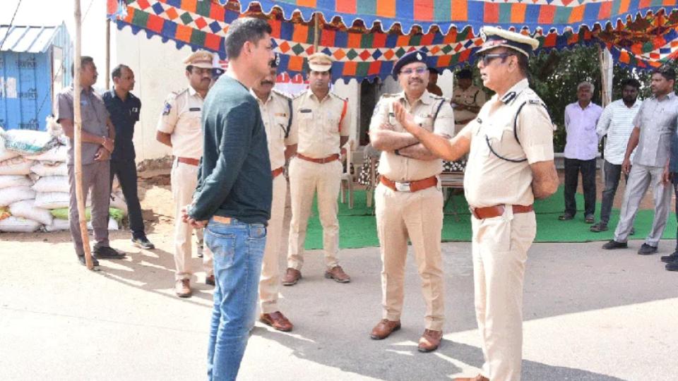 ramagundamcpinspectsinterstatecheckpostinmancherial