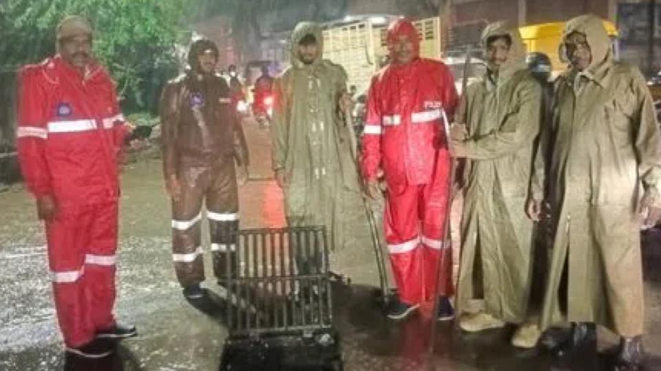Heavy rain lashes Hyderabad, Massive waterlogging sparks commuter chaos