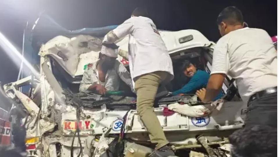 driverrescuedafterhourlongeffortinhayathnagaraccident
