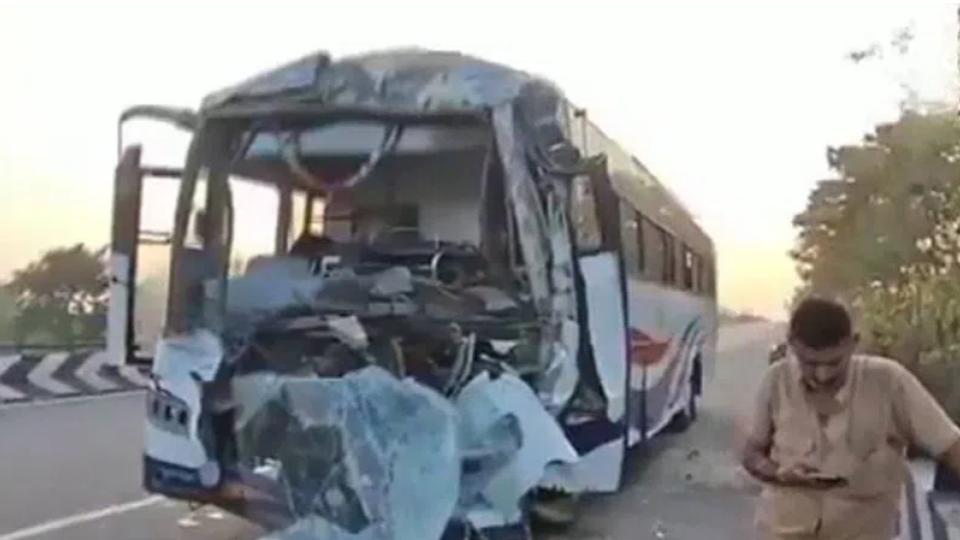 Ten injured as APSRTC bus rams truck in Nalgonda