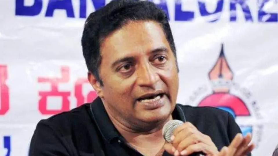 actorprakashrajcondemnsdestructionatuniversityofhyderabad