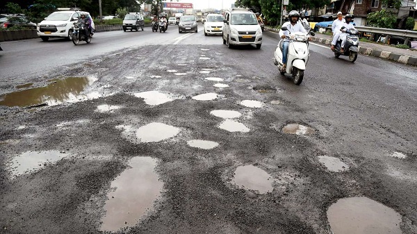 bengalurumanlosescontrolofbikeduetobadroadcrashesintobarricadesanddies