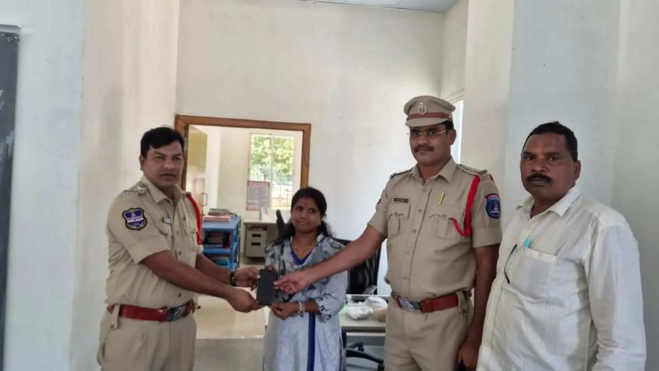 Balanagar police return lost mobiles to rightful owners