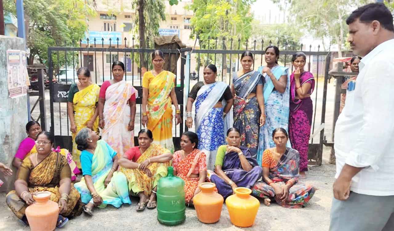Women protest in Siddipet village over two-month drinking water crisis