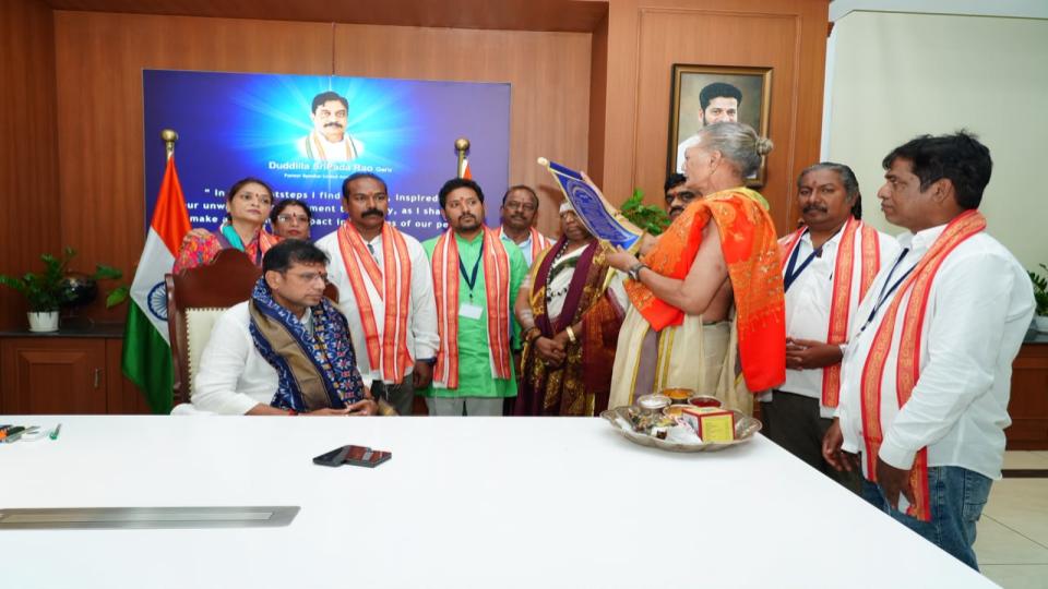 Ujjaini Mahankali Temple Committee Invites Sridhar Babu for Bonalu