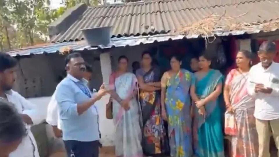 jangaonwomanpubliclyhumiliatedbyofficialsoverloanrepaymentintelangana